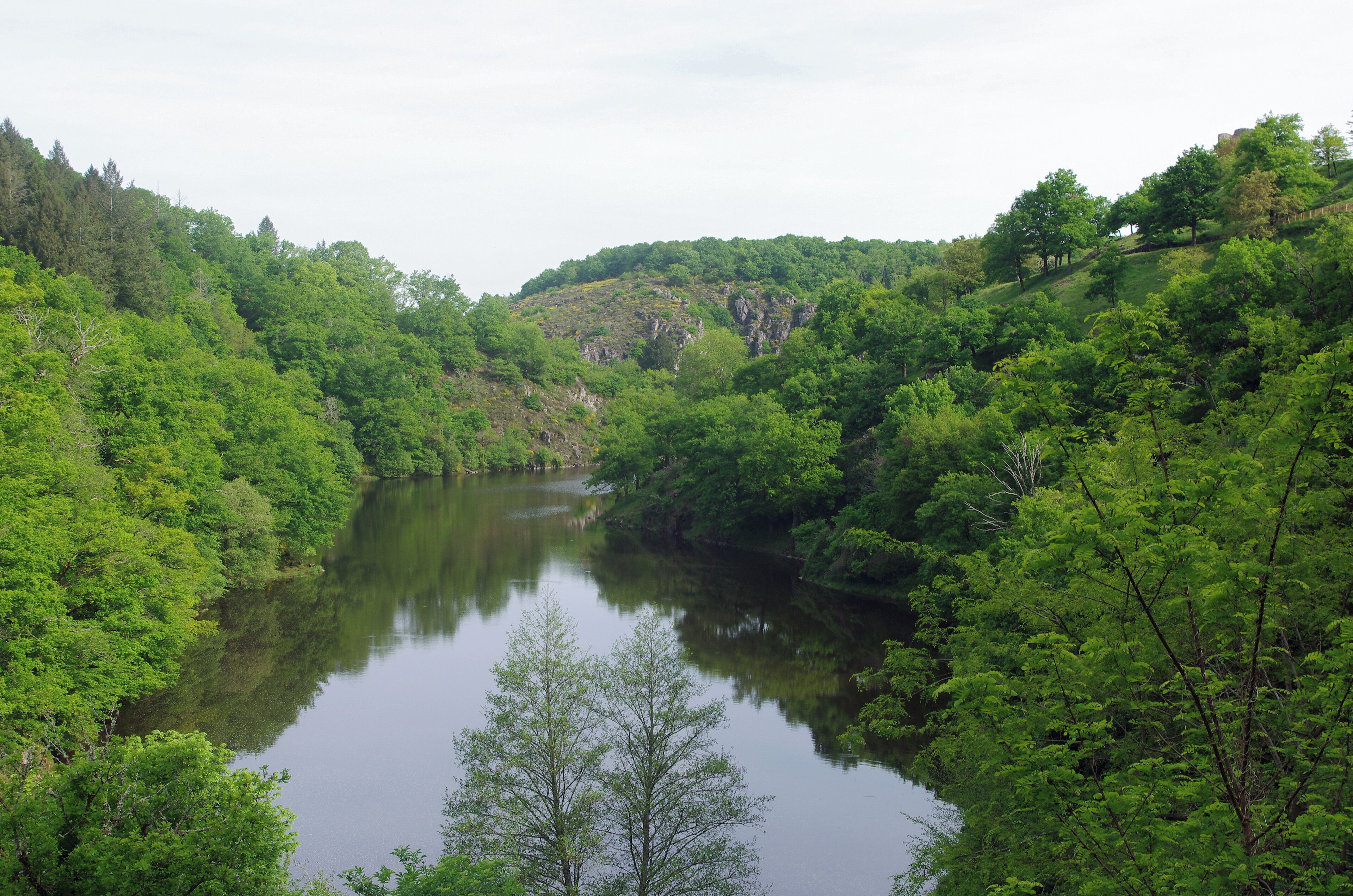 Crozant (Creuse). La Creuse à la hauteur des ruines du château féodal. La Creuse prend sa source sur le plateau de Millevaches et ce jette dans la Vienne après un parcours de 264 km.