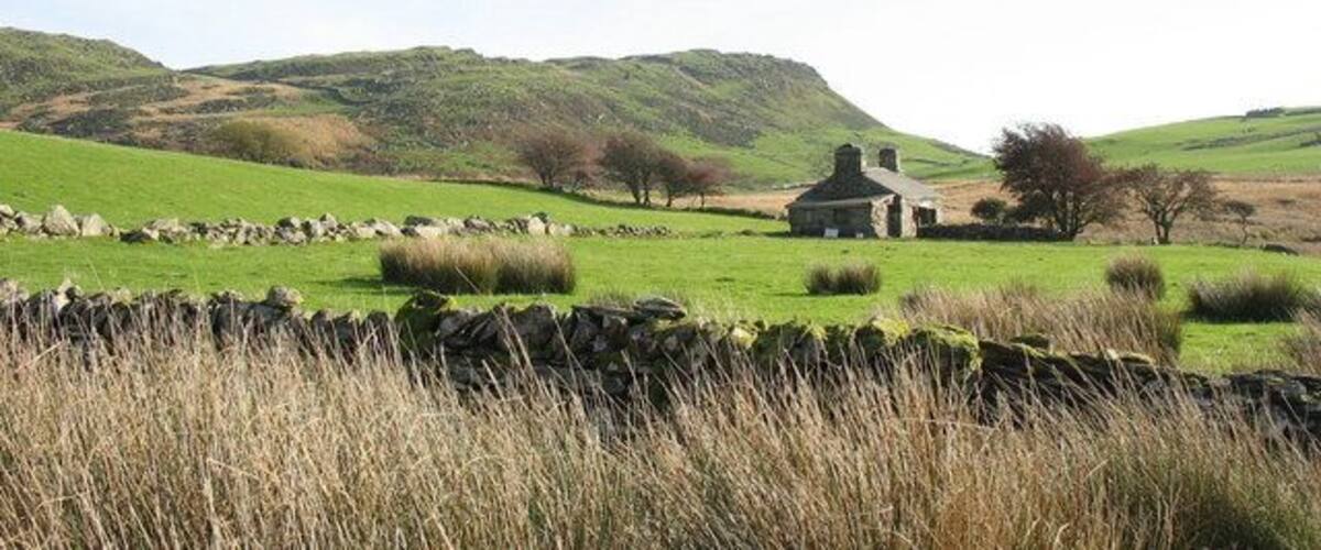Ty Newydd a former gate house Prior to the draining of the lower Glaslyn estuary the most direct route eastwards was along this upland road to Aberglaslyn. Gates were erected to charge tolls on passing traffic, including animals being driven by drovers to England. This gatehouse, known as Ty Newydd, acquired the name Gatws Uffern (Hell's Gatehouse) because of the nefarious habit of the old woman who kept the gate of getting returning drovers intoxicated and relieving them of their money. The name is still used locally. The cottage is now empty and boarded up.