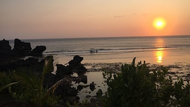 Watching sunset by the beachfront.
#kaypaladresort #binakas #lubangisland #mindoro