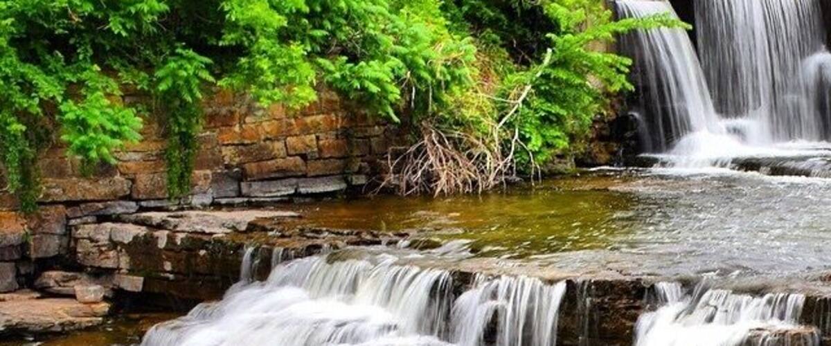 Beautiful falls in Almonte, Ontario, Canada. There is a walkway along the water, as well as a terrace where you can have a drink and some pub food. So summer! #weekendgetaway