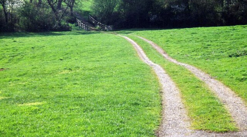 Farmland near Great Bourton. This field track leads from the Great Bourton - Hanwell road down to a small stream, beyond which lies the M40.