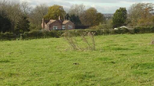 Footpath near Babbington. This footpath is less well trodden than most in the area, but nevertheless well visible on the ground. The house is the one seen in 616492