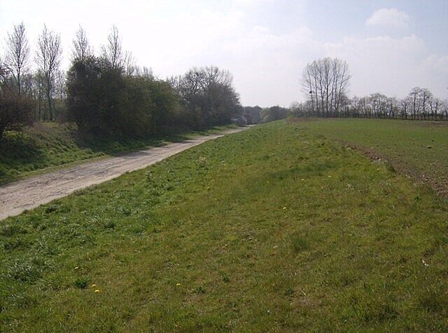 Disused railway Looking south, this is the track bed of the former line from Haddiscoe Junction to Beccles crossing the Aldeby peninsula. This is the point where the railway enters a small cutting before crossing the River Waveney.