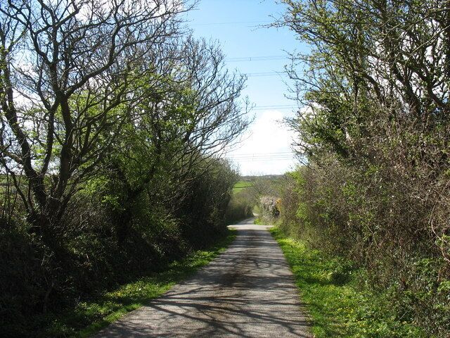 Approaching the crossroads with the farm lanes to Dymchwa and Carrog Isa