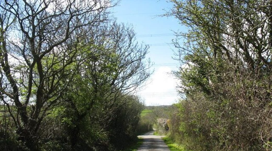 Approaching the crossroads with the farm lanes to Dymchwa and Carrog Isa