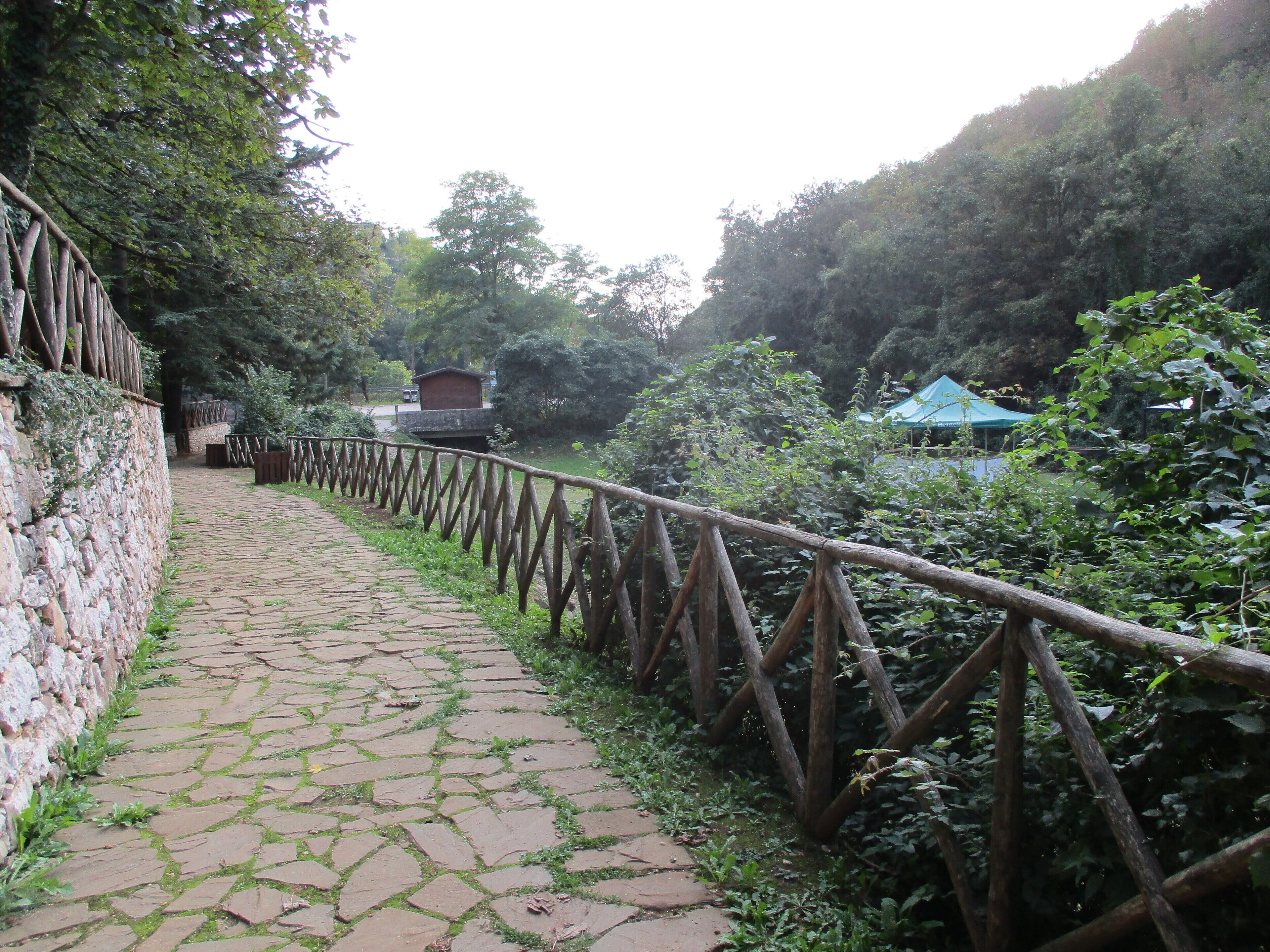 Lastricato nei pressi dell'accoglienza