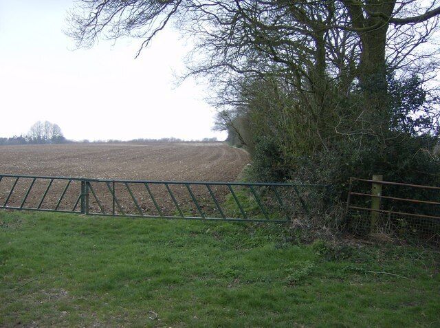 Towards Tidley Hill In the south-east of the square, the Wayfarer's Walk bridleway just touches the square as it makes a right-angle turn. Ahead through the gate is the field rising to Tidley Hill (so named because it is actually hardly a hill?) A footpath comes in from the gate on the right.