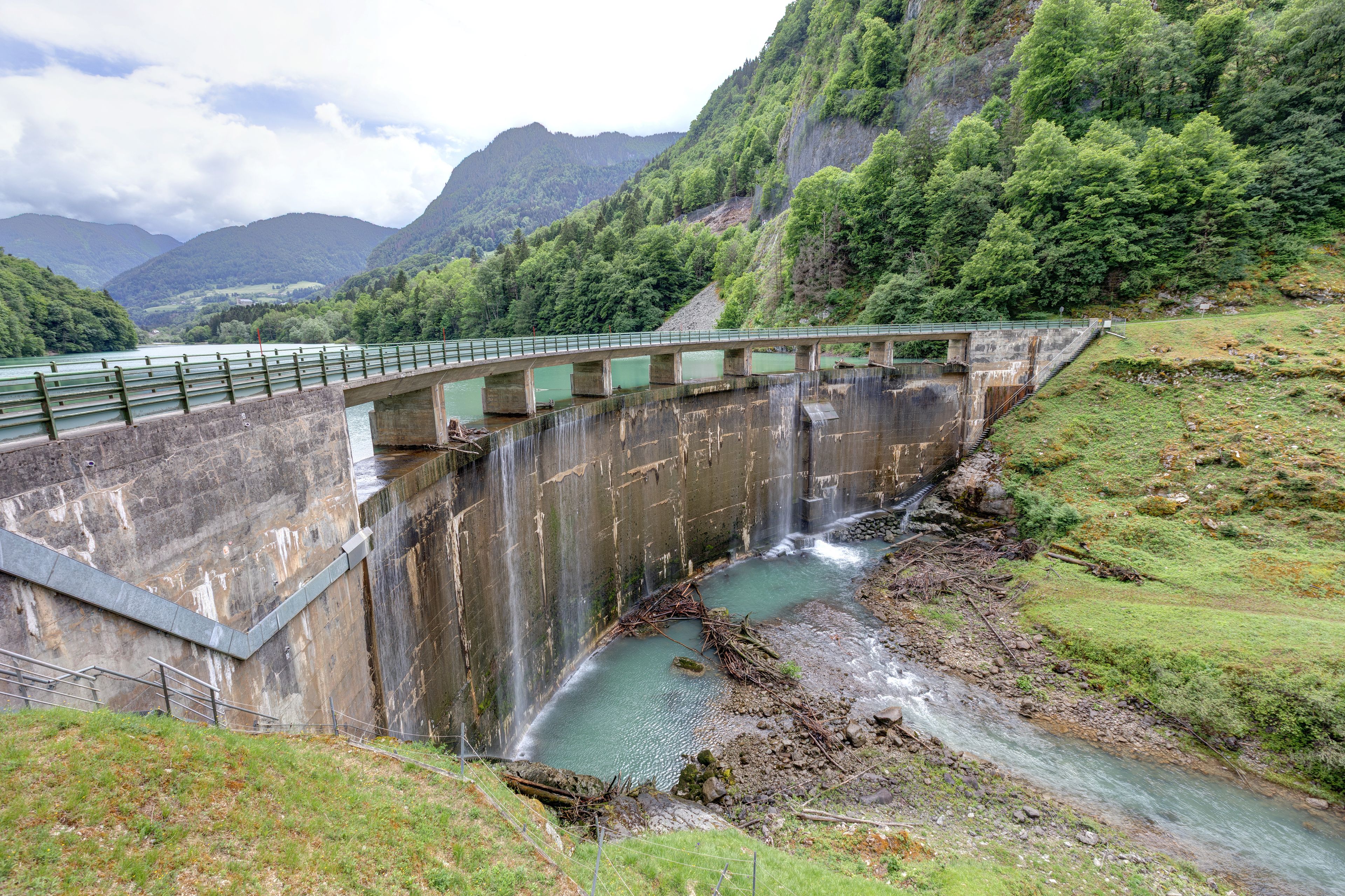 Una presa amb un pont, una cascada i un riu.