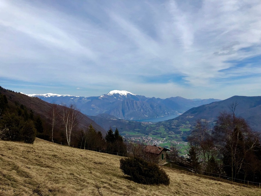 On the road to the Monte Sparavera, you can find beautiful views like this of the Lake Iseo🏞