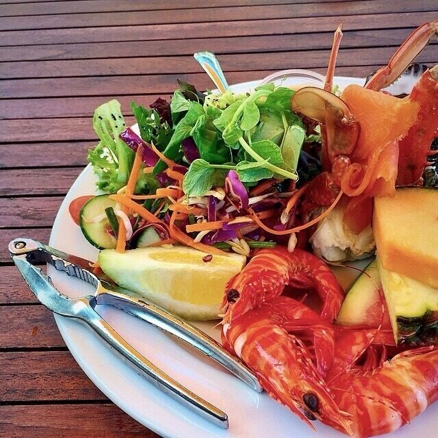 If you come to Sydney, fresh seafood by the seaside is a must. Prawns, crabs, mussels and freshly shucked oysters. Yum. #LifeAtExpedia