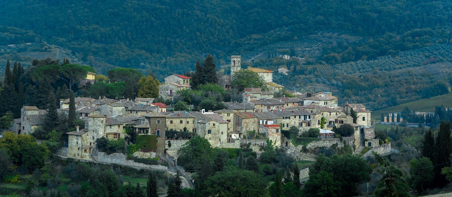 Borgo di Montefioralle, Greve in Chianti, Firenze, Toscana, Italia, in una giornata nuvolosa, borgo medievale