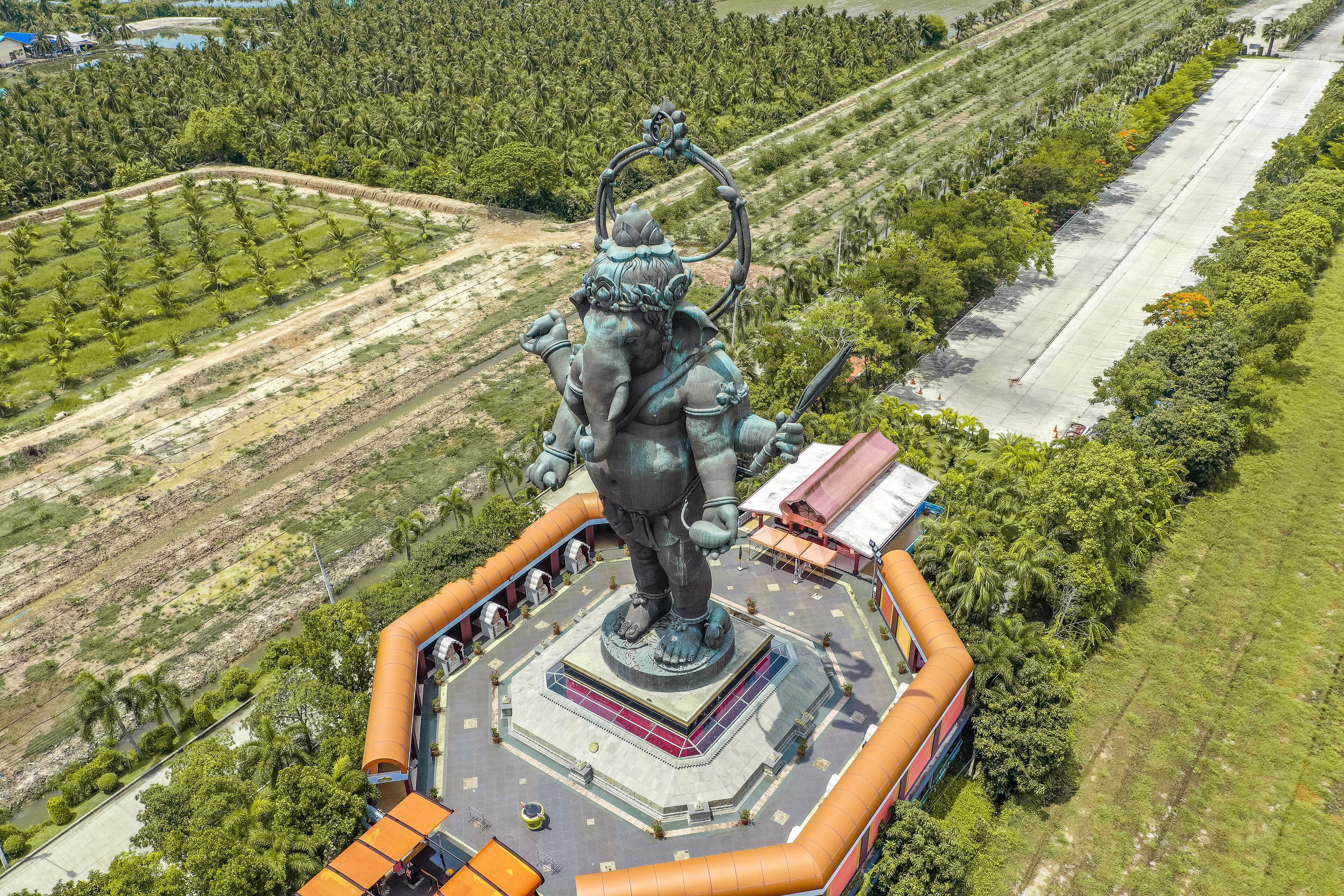 คลองเขื่อน