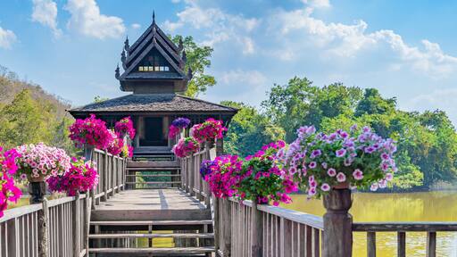 カム サカエサン