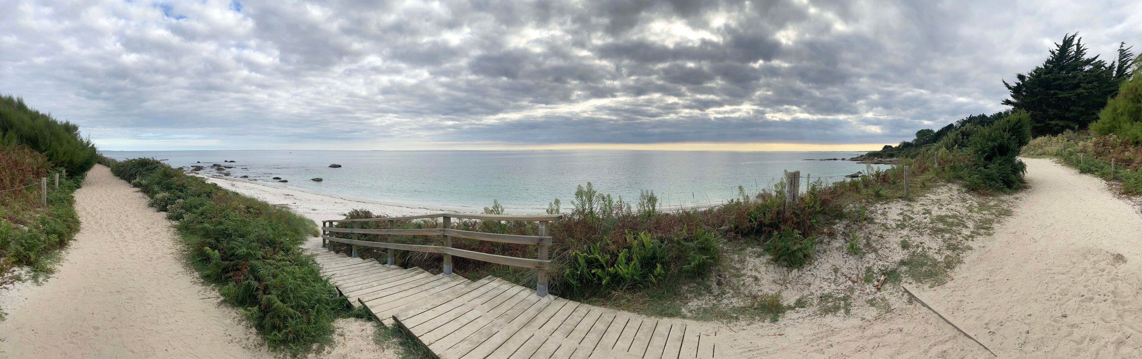 Le long de la côte à Beg-Meil en Bretagne Cornouaille Finistère France	