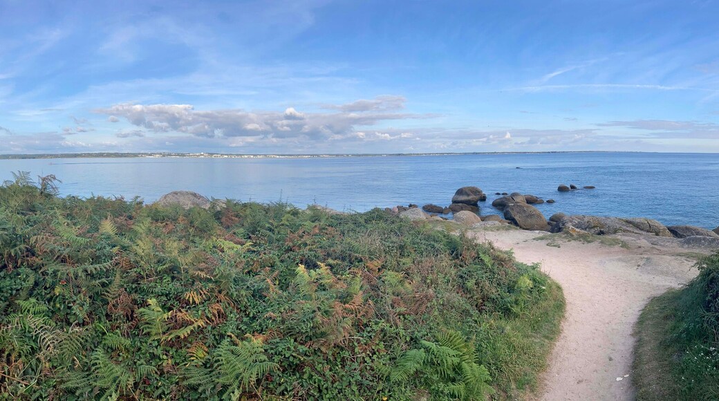 Le long de la côte à Beg-Meil en Bretagne Cornouaille Finistère France