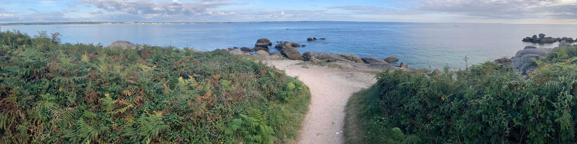 Le long de la côte à Beg-Meil en Bretagne Cornouaille Finistère France