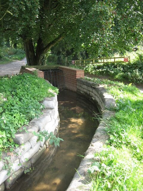 Ingenious aqueduct to lake. The lake 515807 is supplied from an aqueduct that carries a stream above road height and then through a pipe (entrance here) and under the road and up into the lake on the other side.