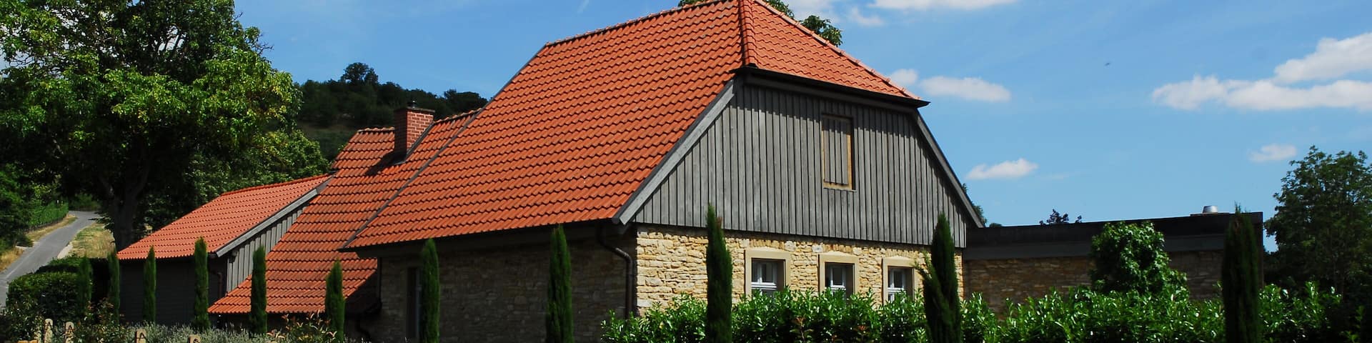 Eppardsmühle in Appenheim, nordwestlich des Ortes (Außerhalb 3); streckhofartige gestaffelte Anlage, 17. bis 19. Jahrhundert; Mühlengebäude mit Dachstuhl des 17. Jahrhunderts, spätklassizistisches Wohnhaus um 1870/80