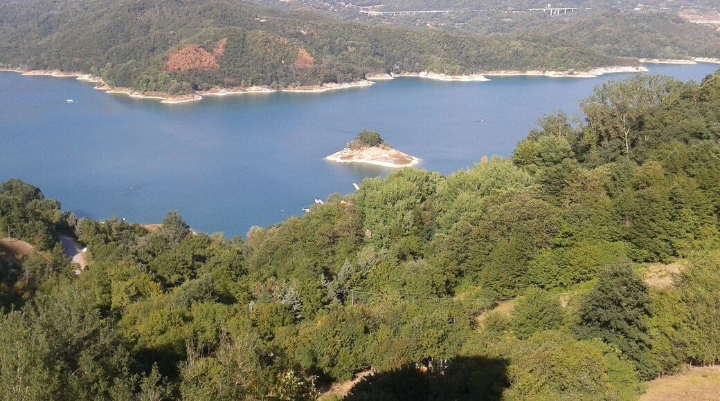 Panorama del Lago del Salto fotografato da Rocca Vittiana (frazione di Varco Sabino - Rieti)