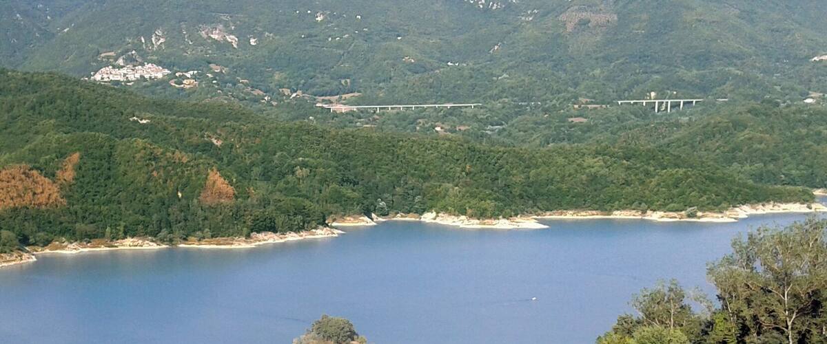 La strada regionale 578 Salto-Cicolana o superstrada Rieti-Torano fotografata da Rocca Vittiana, frazione di Varco Sabino (provincia di Rieti) con in primo piano il Lago del Salto e a sinistra il paese di Petrella Salto