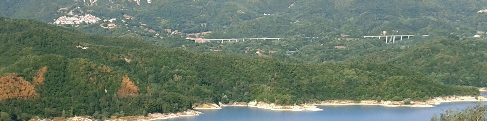 La strada regionale 578 Salto-Cicolana o superstrada Rieti-Torano fotografata da Rocca Vittiana, frazione di Varco Sabino (provincia di Rieti) con in primo piano il Lago del Salto e a sinistra il paese di Petrella Salto