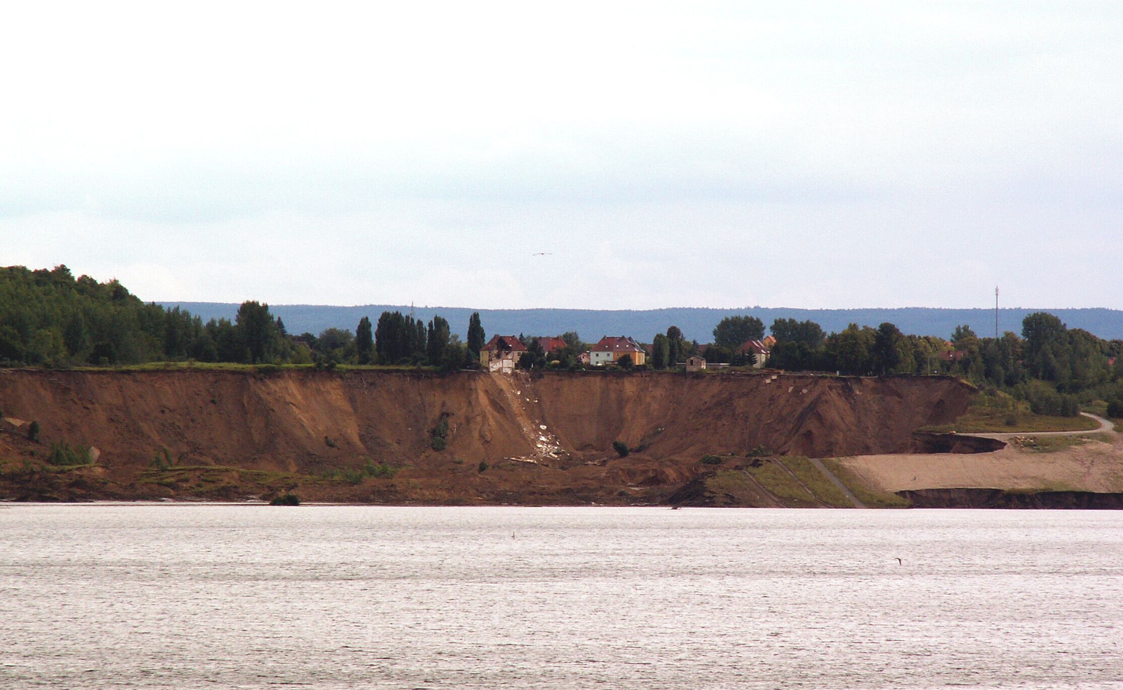 Unglücksstelle Concordiasee. Am frühen Morgen des 18. Juli 2009 kam es im Ortsbereich Nachterstedt zum Abbruch eines etwa 350 x 120 Meter breiten Landstreifens in den südlichen Ausläufer des entstehenden Concordiasees. An dieser Stelle klafft nun ein viele Meter tiefes Erdloch. Dabei wurden ein zweistöckiges Einfamilienhaus, ein Teil eines Mehrfamilienhauses sowie ein Straßenabschnitt und eine Aussichtsplattform mitgerissen.