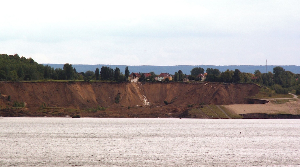 Unglücksstelle Concordiasee. Am frühen Morgen des 18. Juli 2009 kam es im Ortsbereich Nachterstedt zum Abbruch eines etwa 350 x 120 Meter breiten Landstreifens in den südlichen Ausläufer des entstehenden Concordiasees. An dieser Stelle klafft nun ein viele Meter tiefes Erdloch. Dabei wurden ein zweistöckiges Einfamilienhaus, ein Teil eines Mehrfamilienhauses sowie ein Straßenabschnitt und eine Aussichtsplattform mitgerissen.