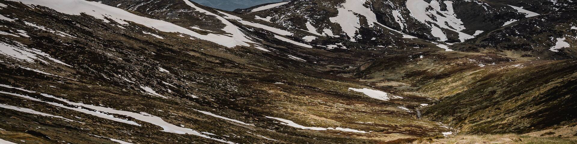 Mountain range views as seen from Rawsons Pass at Kosciuszko National Park.