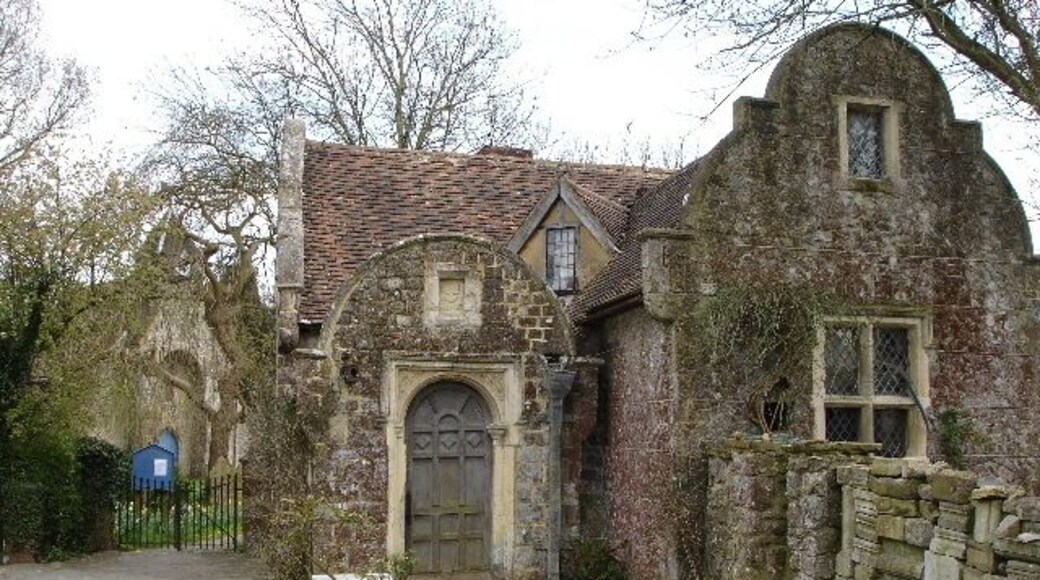 The School house This building dating from at least 1846, just outside the churchyard, was the schoolhouse, probably a church school as it has stained glass windows facing the path,it is now a residence
