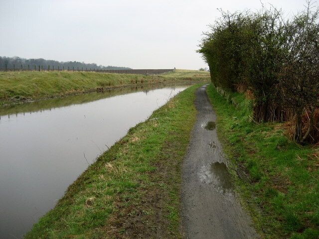 Canal West of Philipstoun Following the Union Canal towpath west of Philipstoun en route for Linlithgow.