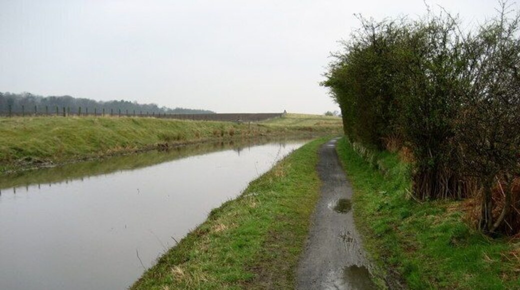 Canal West of Philipstoun Following the Union Canal towpath west of Philipstoun en route for Linlithgow.