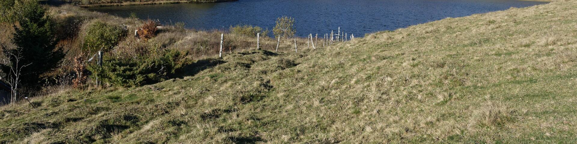 Lac de la Fage Ă Ăgliseneuve-d'Entraigues, dans le Puy-de-DĂŽme.
