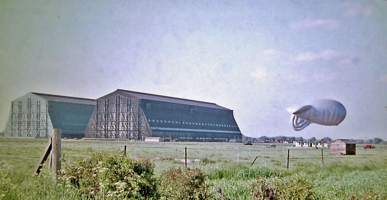 Cardington, RAF: Airship sheds and World War Two barrage balloon, 1962. View SW, cf. 1987 view at TL0847 : Cardington station (remains) and Airship Sheds, 1987.
