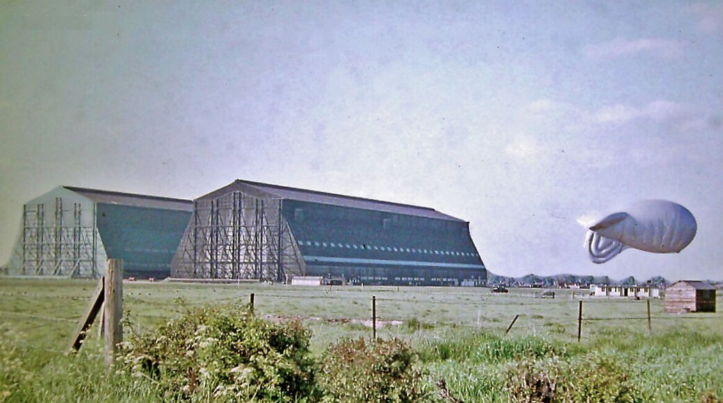 Cardington, RAF: Airship sheds and World War Two barrage balloon, 1962. View SW, cf. 1987 view at TL0847 : Cardington station (remains) and Airship Sheds, 1987.