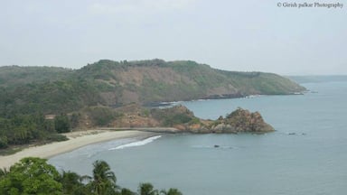 Nivati is an unexplored piece of land that springs a surprise at every turn you take. Nivati beach is a secluded cove with a beautiful stretch of white sand beach and a turquoise blue sea to complement it. The Nivati beach is without a doubt the main attraction in Nivati. The Nivati fort plays sentinel to this beautiful shoreline and makes a Nivati vacation an unforgettable experience.