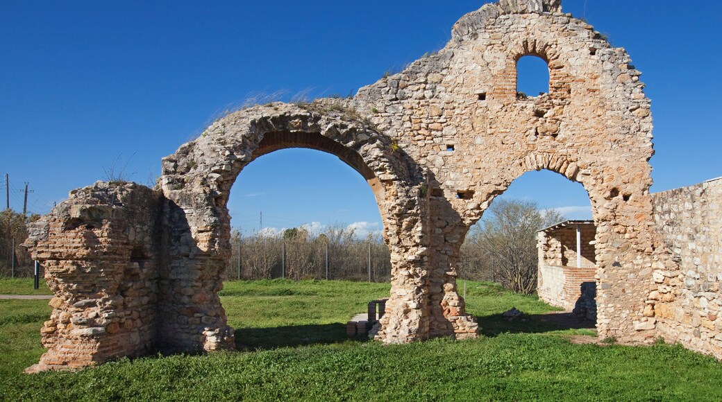 Vestiges d’une ancienne construction en pierre, avec des arches et un petit bâtiment.