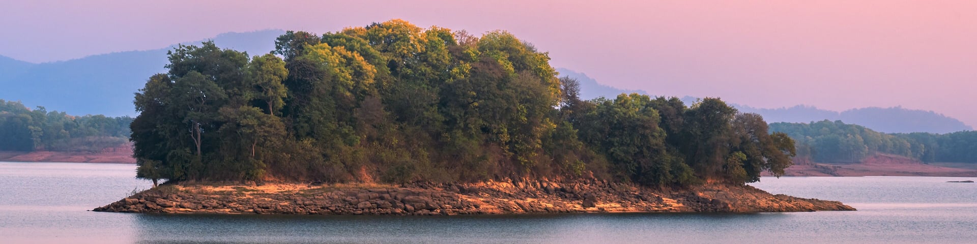 Sunset on the river. Tawa Reservoir is a reservoir on the Tawa River in central India. It is located in Itarsi of Narmadapuram District of Madhya Pradesh, India.