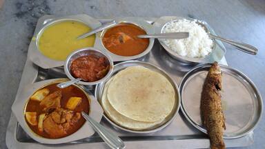 Just your typical #parsi meal in Udwada. Dal, rice, fish patio, chicken with fried potatoes, chapati, pickle and ' boi ni macchi ' which is a fried local river fish. Good times :) #thetinytaster - www.thetinytaster.com