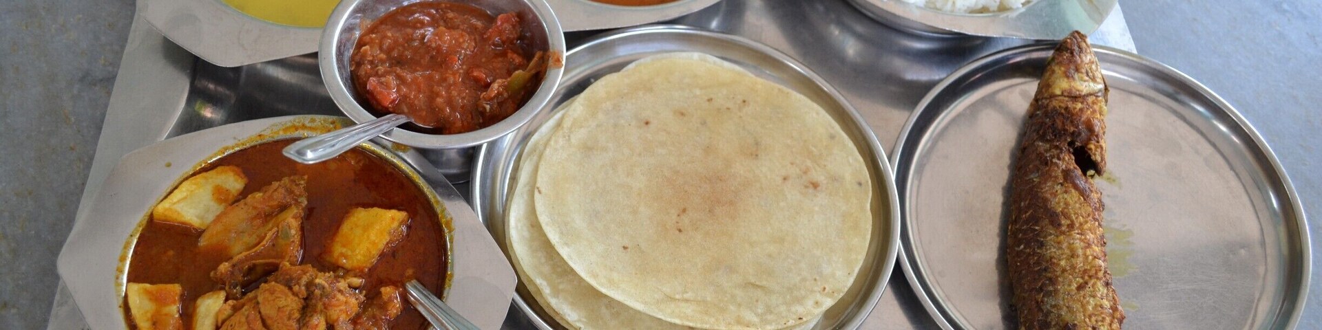 Just your typical #parsi meal in Udwada. Dal, rice, fish patio, chicken with fried potatoes, chapati, pickle and ' boi ni macchi ' which is a fried local river fish. Good times :) #thetinytaster - www.thetinytaster.com