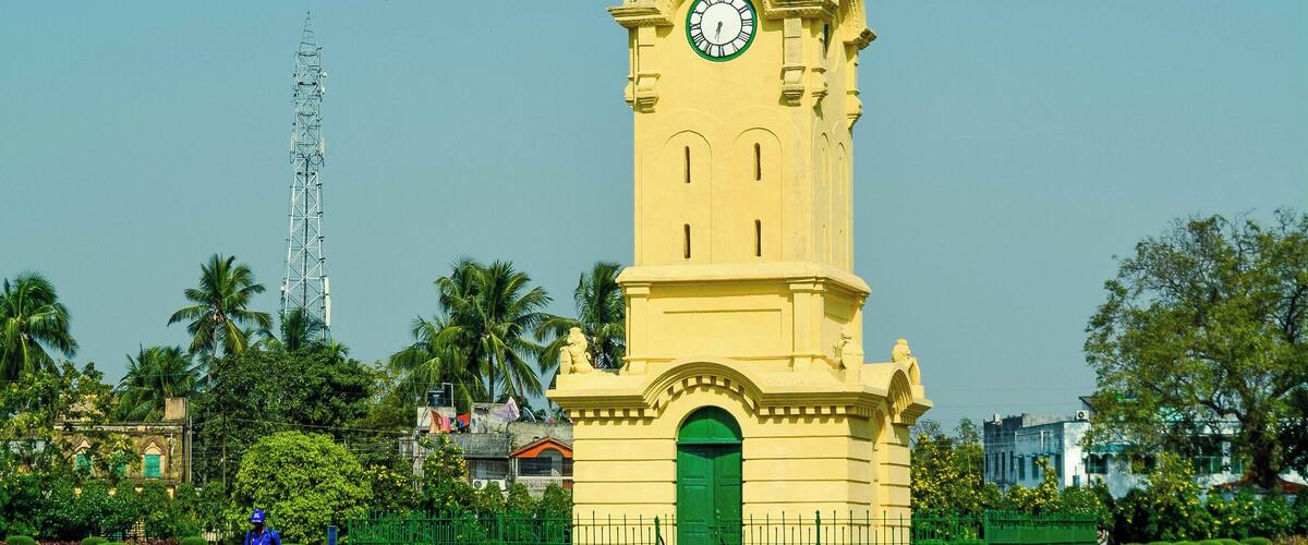 Hazarduari Palace Situated on the banks of Bhagirathi River at Lalbagh, Hazarduari palace was built by Nawab âHumayun Jahâ as his official residence during the period 1829-1837.