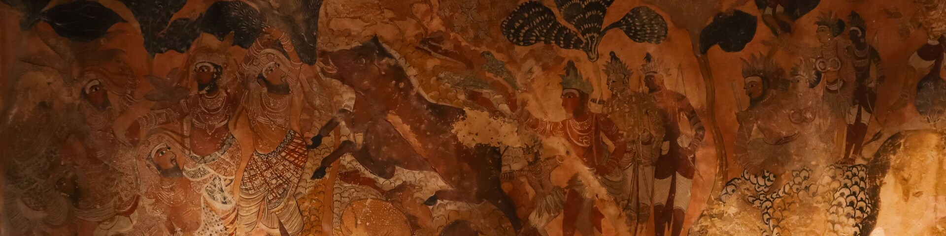 Um mural detalhado com figuras vestindo trajes típicos, padrões geométricos e uma figura central segurando um cajado.