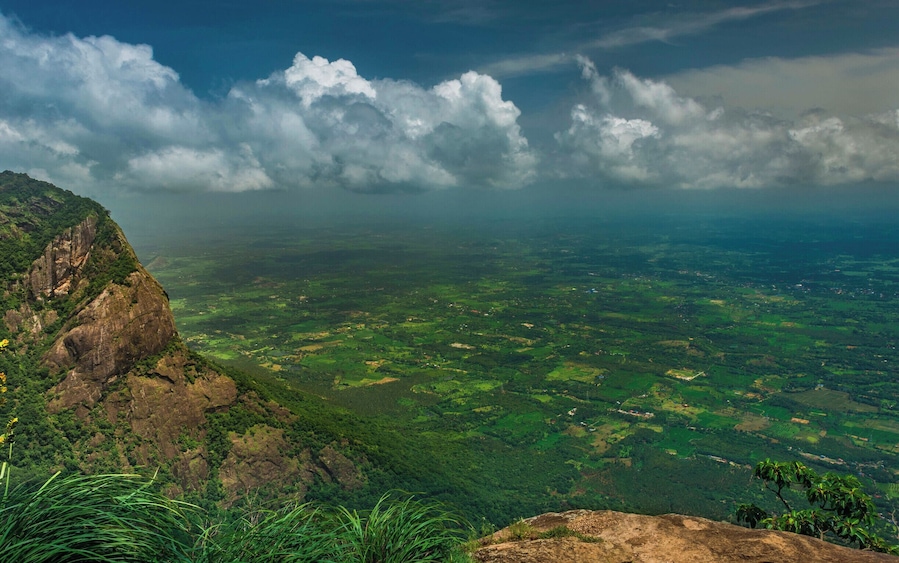 The view along the western Ghats especially after the rains is a sight to behold. The clear skies above and the lush green carpet below and the warm breeze keeps you company all along.