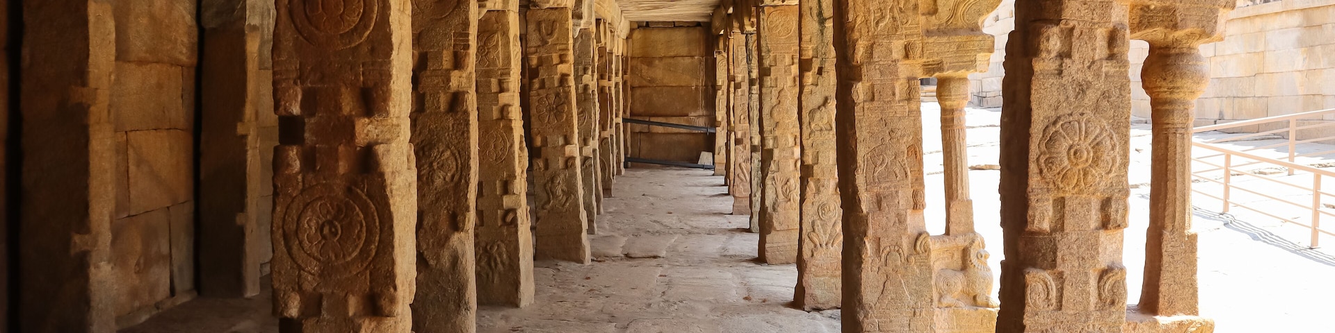 The Hanging Pillars of Veerbhadra Temple, the 16th Century Vijayanagar Empire Monument, Lepakshi, Anantapur, Andhra Pradesh, India.