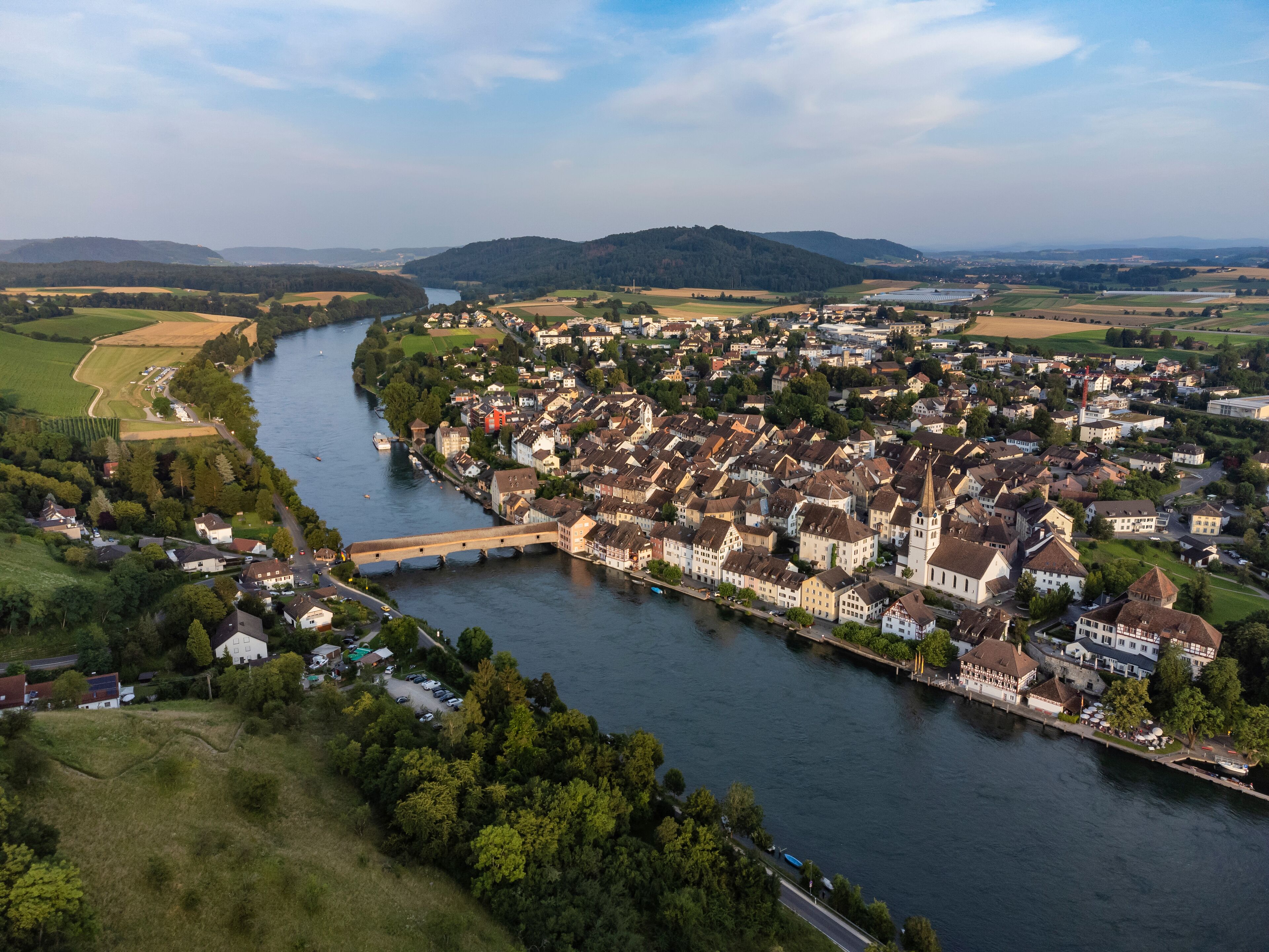 Blick über den Rhein zur Altstadt von Diessenhofen mit der historischen Rheinbrücke