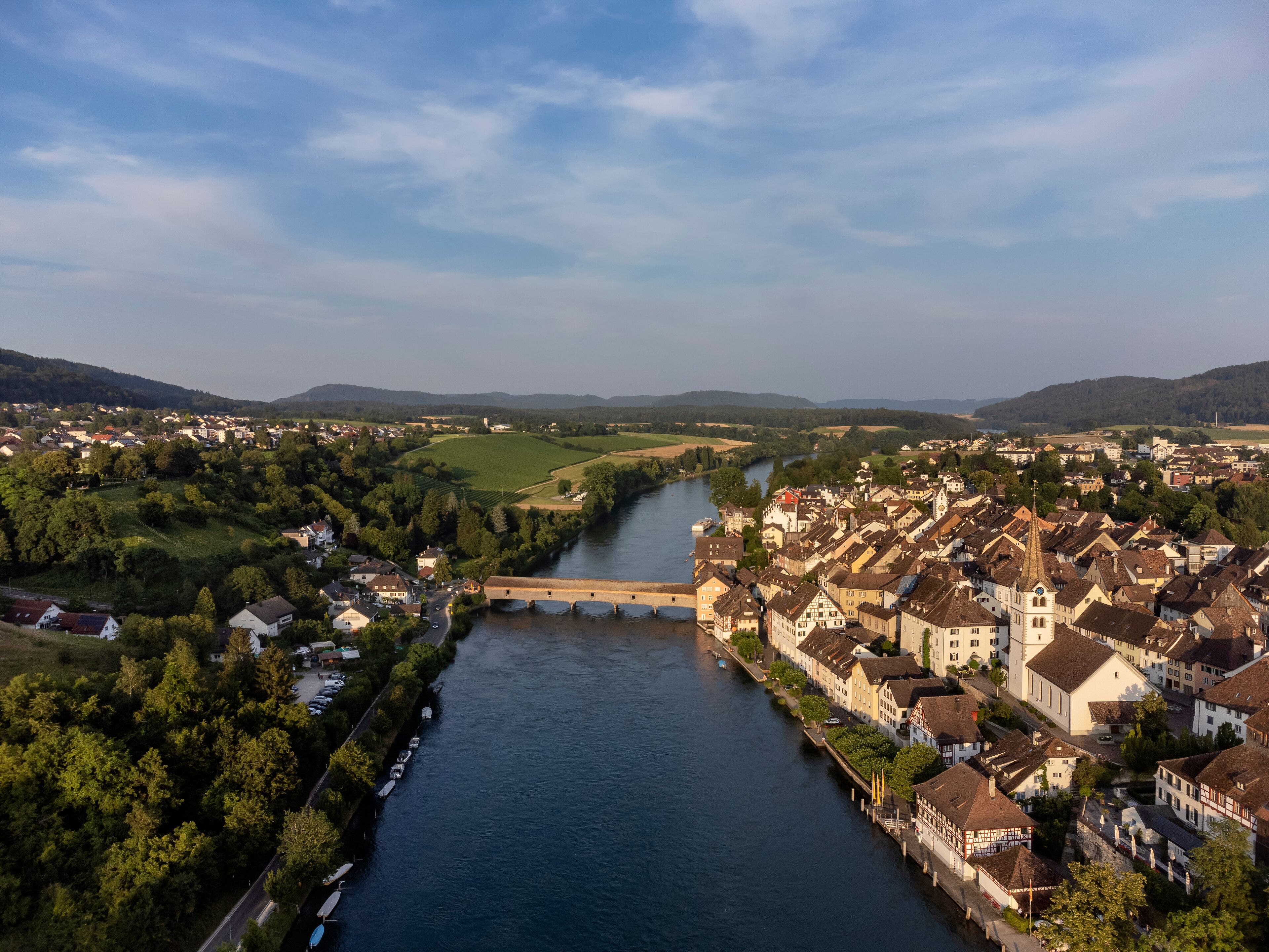 Blick über den Rhein zur Altstadt von Diessenhofen mit der historischen Rheinbrücke