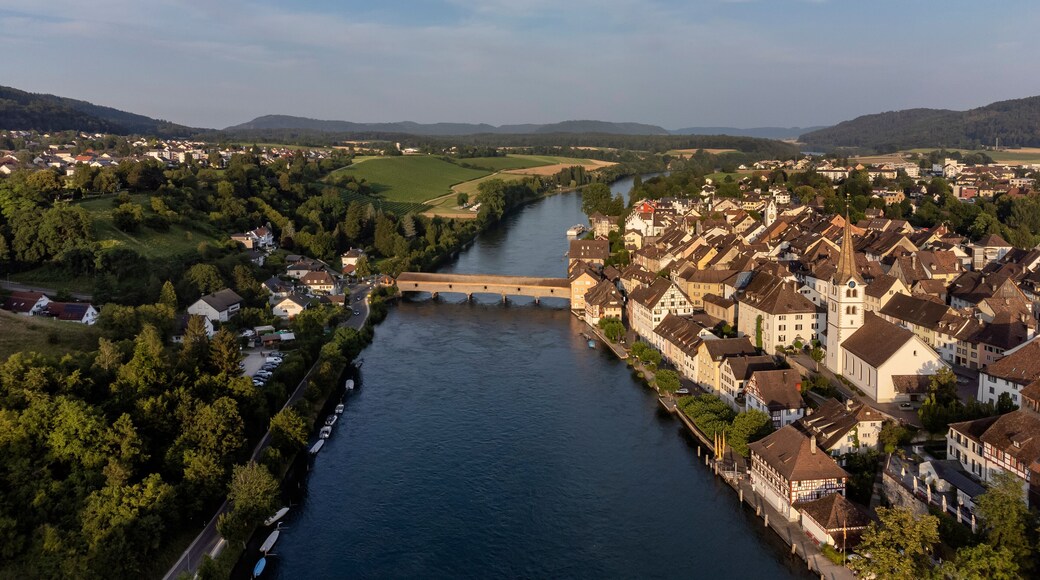 Blick über den Rhein zur Altstadt von Diessenhofen mit der historischen Rheinbrücke