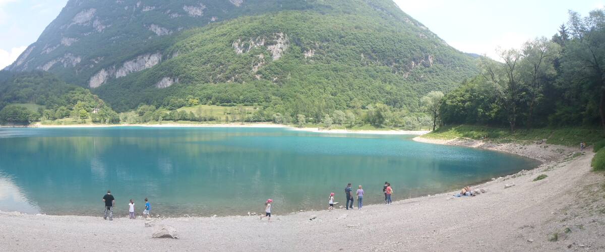 A lake surrounded by mountains and trees.