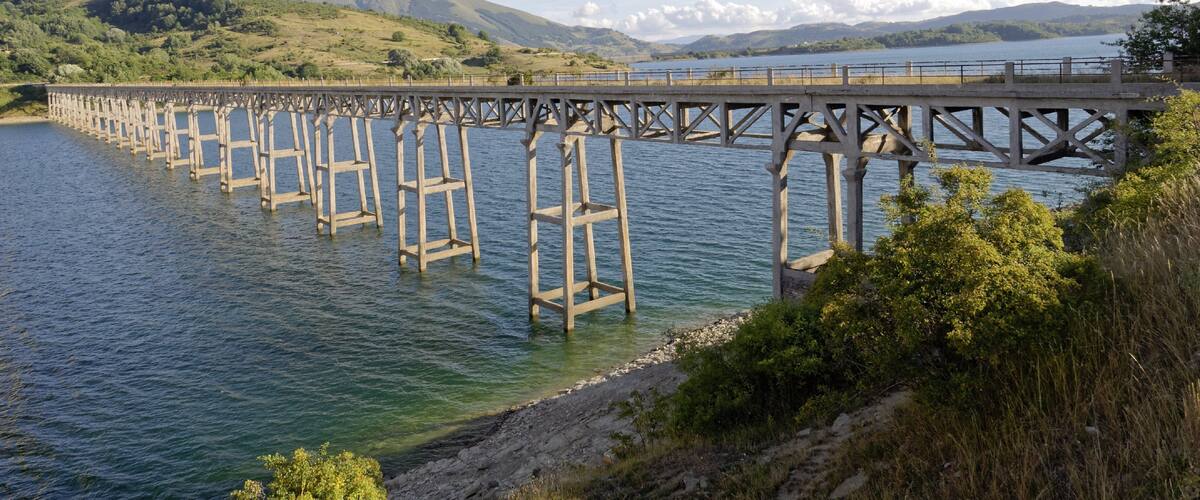 Lago di Campotosto 2015 Dieses Foto entstand in Zusammenarbeit mit Stadtbesichtigungen.de Die Seiten Stadtbesichtigungen.de, der dazugehörige Reise Blog sowie die Facebookseite: Stadtbesichtigungen Rom dürfen dieses Bild für Ihre Veröffentlichungen ohne den Hinweis auf Wikipedia, Commons bzw der Lizenz verwenden. Die Verantwortlichen habe von mir (Ra Boe) die Originaldaten zur freien Verfügung übermittelt bekommen.