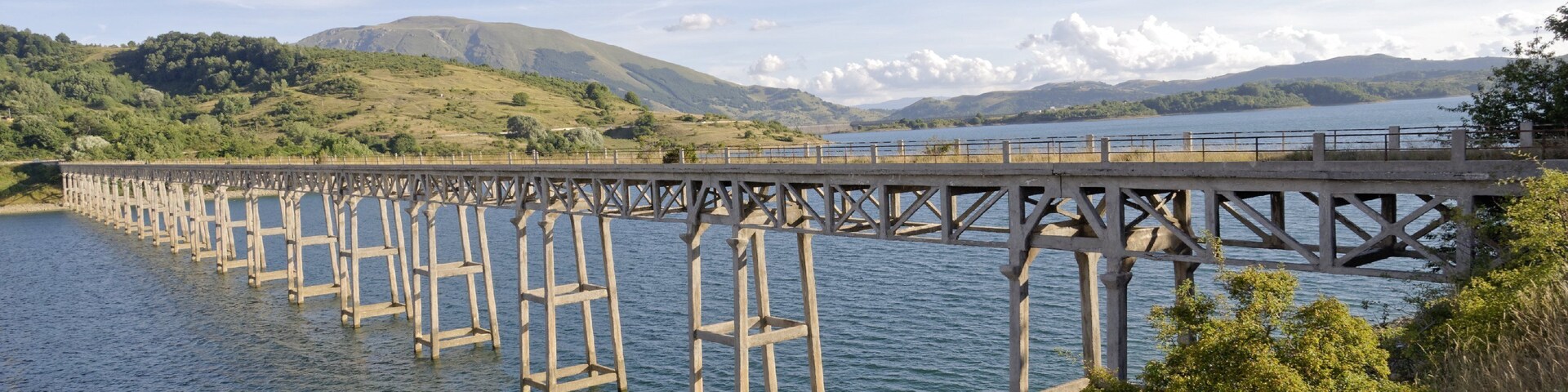 Lago di Campotosto 2015 Dieses Foto entstand in Zusammenarbeit mit Stadtbesichtigungen.de Die Seiten Stadtbesichtigungen.de, der dazugehörige Reise Blog sowie die Facebookseite: Stadtbesichtigungen Rom dürfen dieses Bild für Ihre Veröffentlichungen ohne den Hinweis auf Wikipedia, Commons bzw der Lizenz verwenden. Die Verantwortlichen habe von mir (Ra Boe) die Originaldaten zur freien Verfügung übermittelt bekommen.