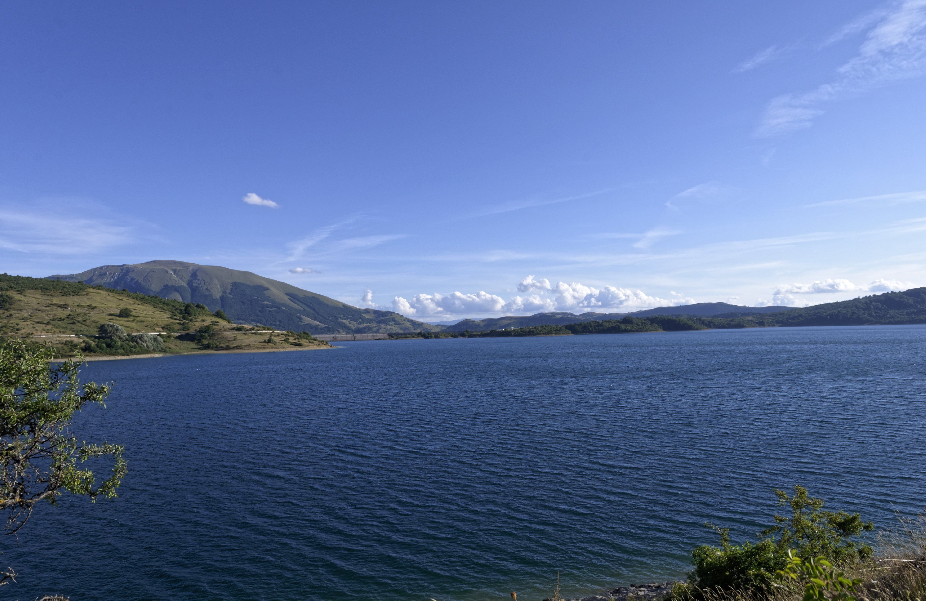 Lago di Campotosto 2015 Dieses Foto entstand in Zusammenarbeit mit Stadtbesichtigungen.de Die Seiten Stadtbesichtigungen.de, der dazugehörige Reise Blog sowie die Facebookseite: Stadtbesichtigungen Rom dürfen dieses Bild für Ihre Veröffentlichungen ohne den Hinweis auf Wikipedia, Commons bzw der Lizenz verwenden. Die Verantwortlichen habe von mir (Ra Boe) die Originaldaten zur freien Verfügung übermittelt bekommen.